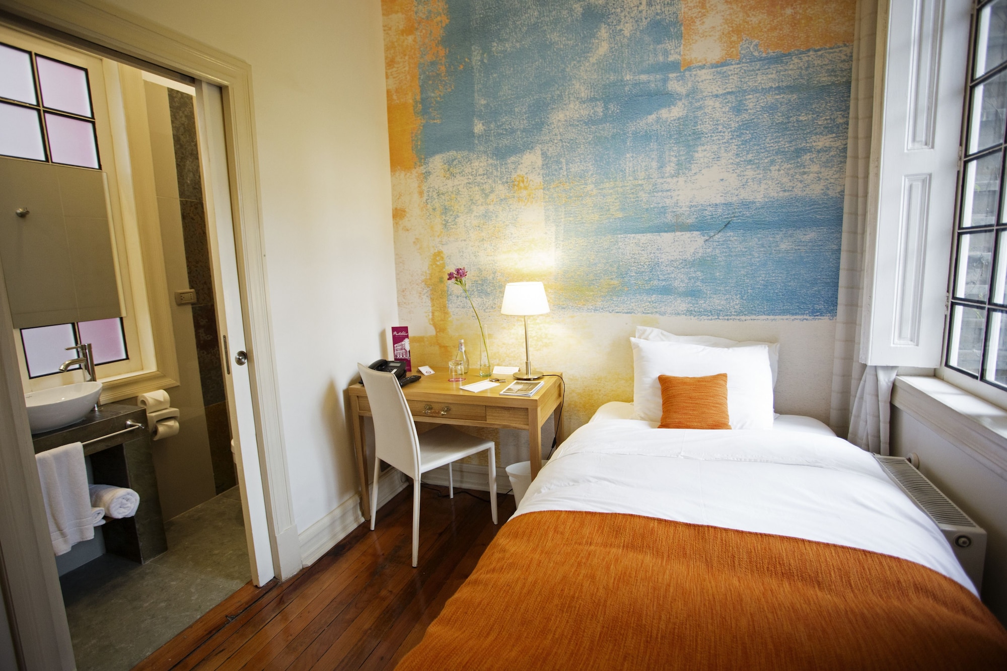 ROOM, SINGLE