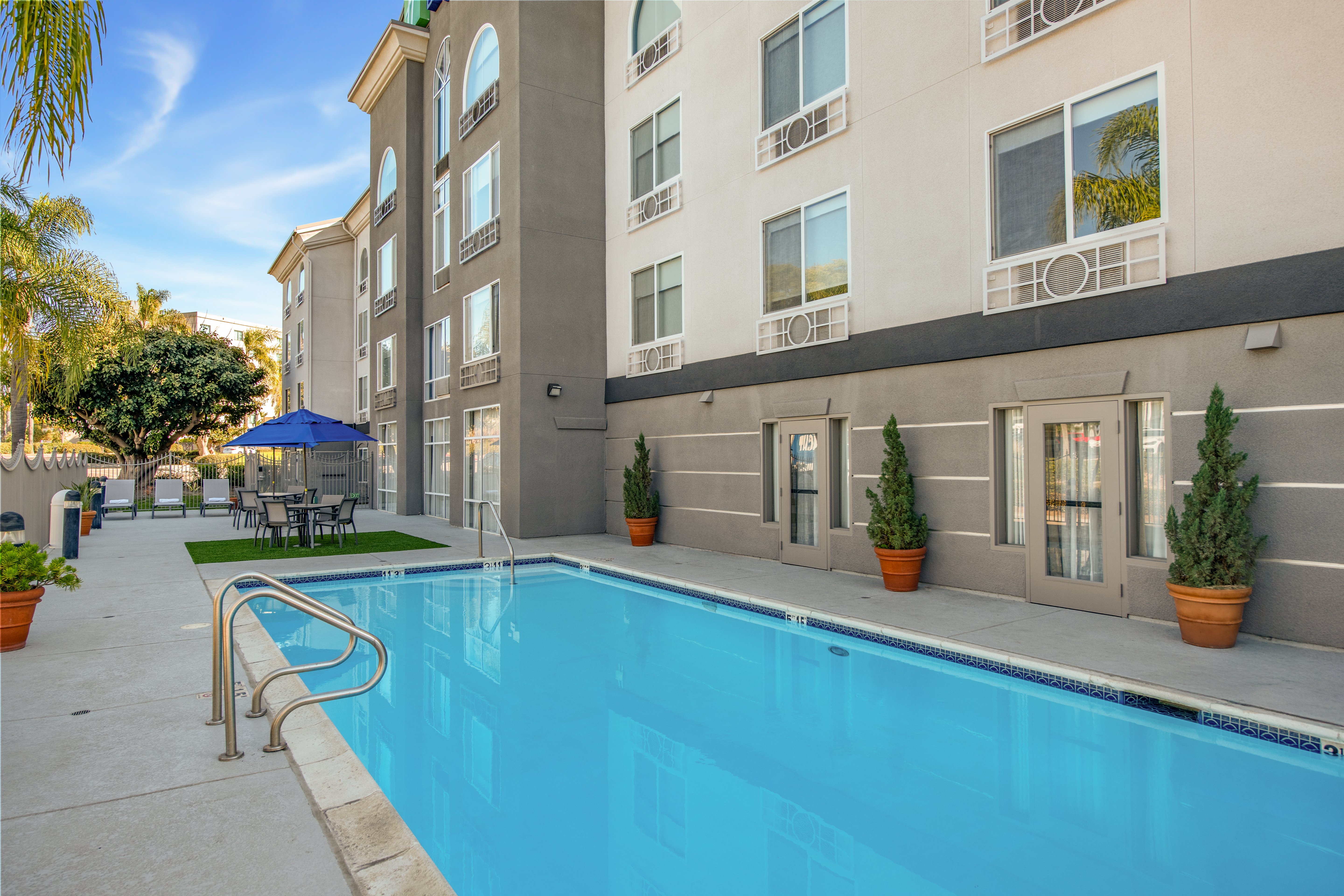Holiday Inn Express Hotel & Suites San Diego-Sorrento Valley 54/59