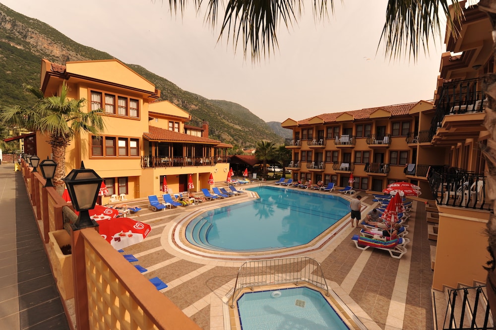 Belcehan Beach Hotel 31/34