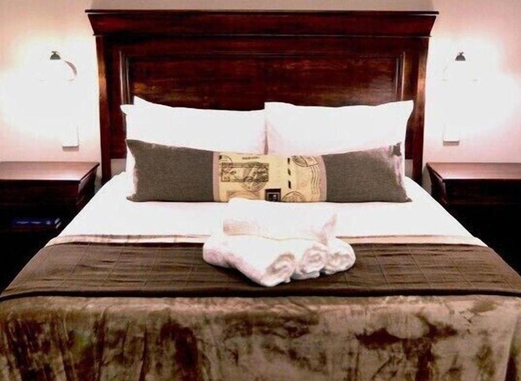 Charles, Queen Bed