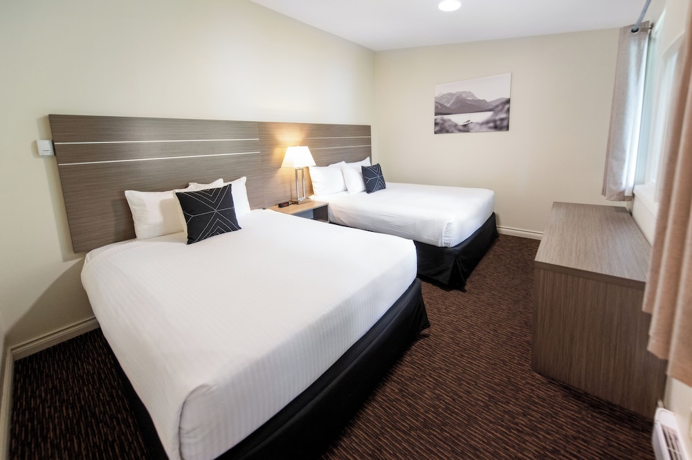 Deluxe, Suite, 2 Queen Beds, Marina View, Sofa