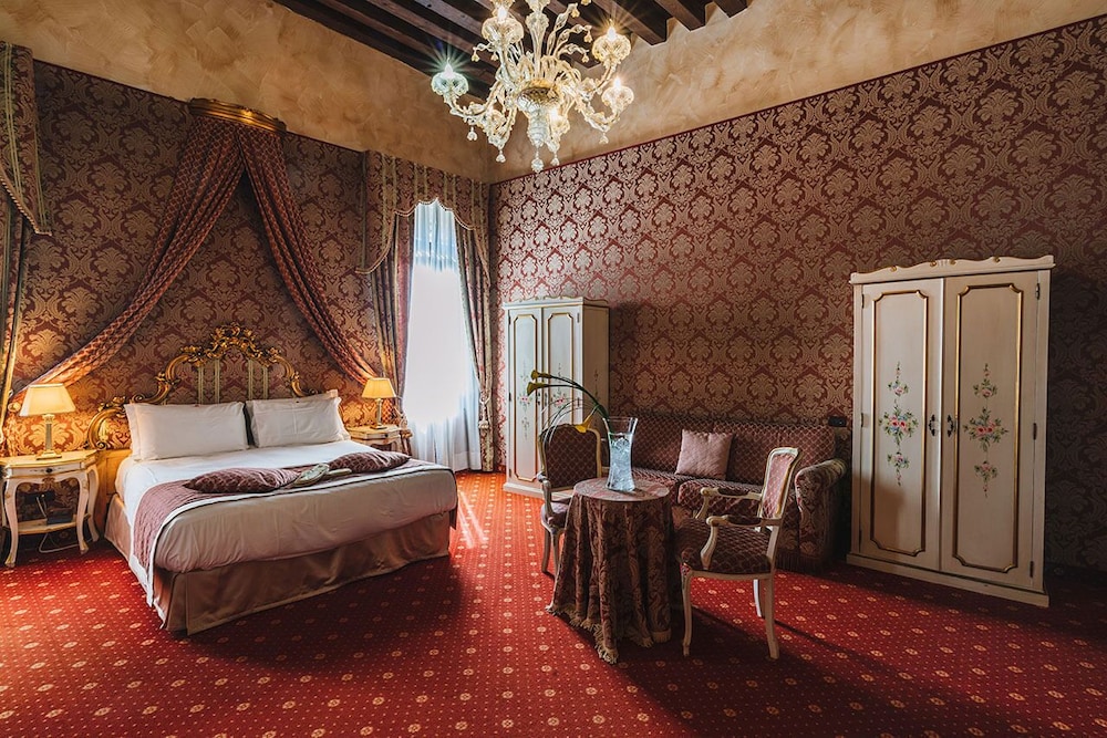 Junior Suite, Double and Twin Beds, Canal View