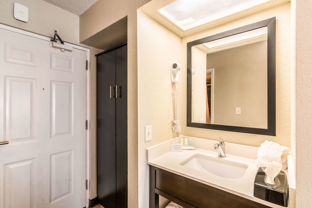 Quality Inn Pensacola, FL 17/36