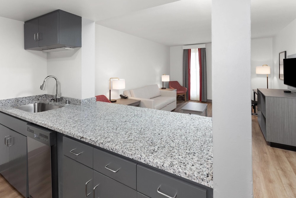 Ramada by Wyndham Milwaukee 28/29