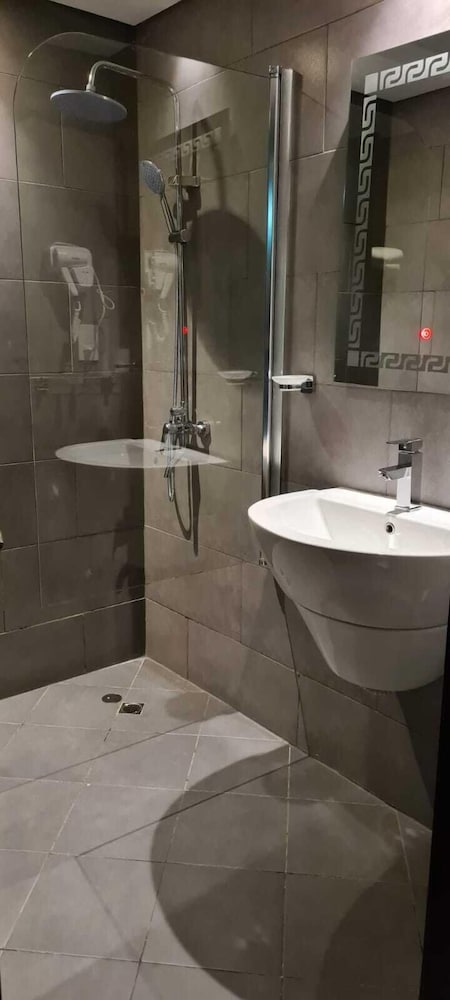 Raha Grand Hotel (ex Hive Hotel) 26/27