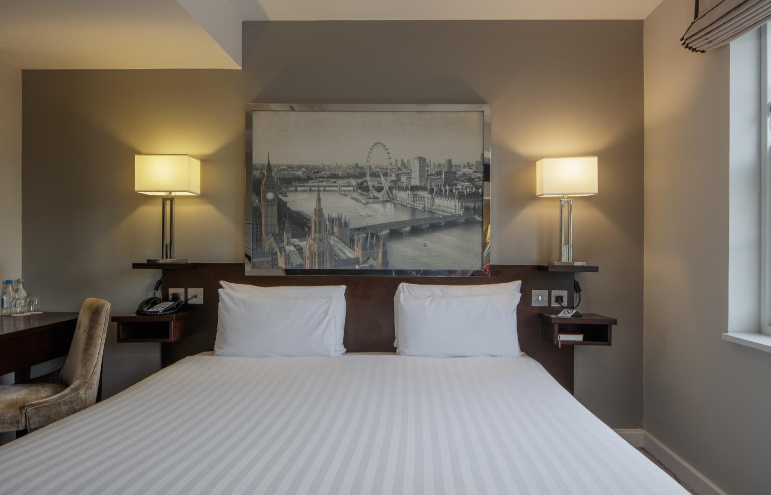 GUEST ROOM, KING BED
