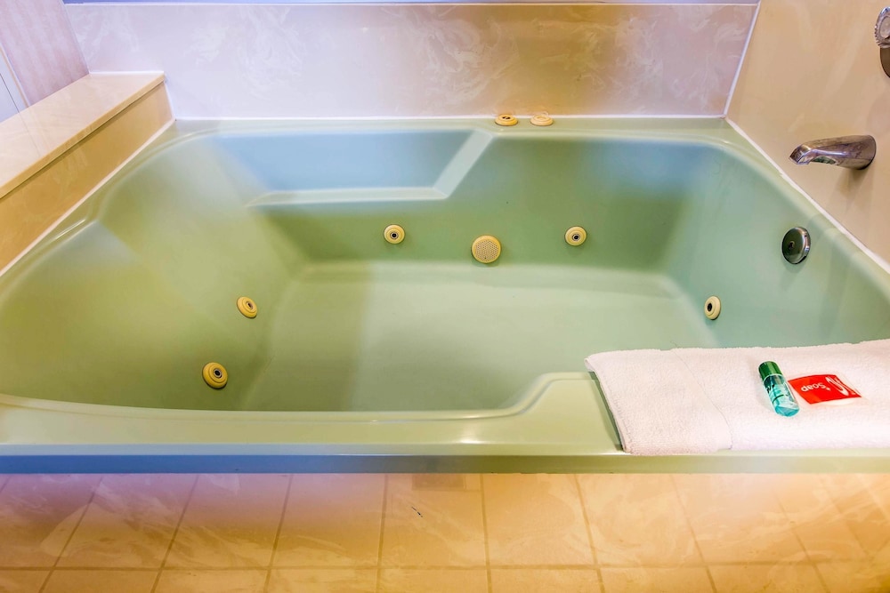 Econo Lodge Inn & Suites Riverside Corona 18/34