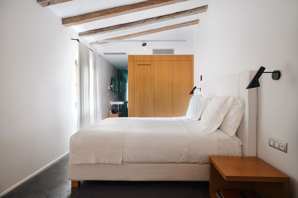 DELUXE, DOUBLE BED, BATHTUB