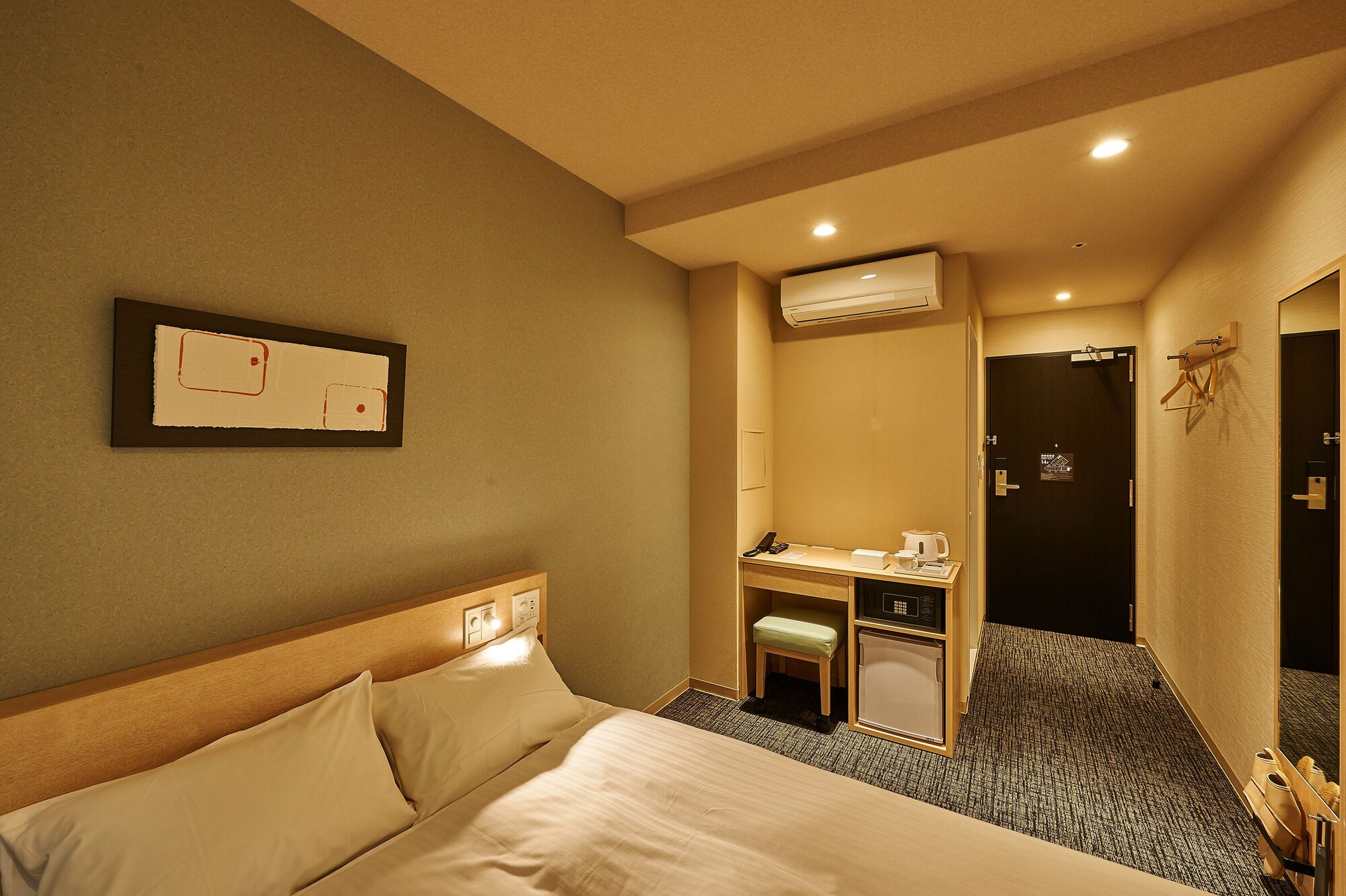 ROOM, DOUBLE BED, NO CLEANING SERVICES