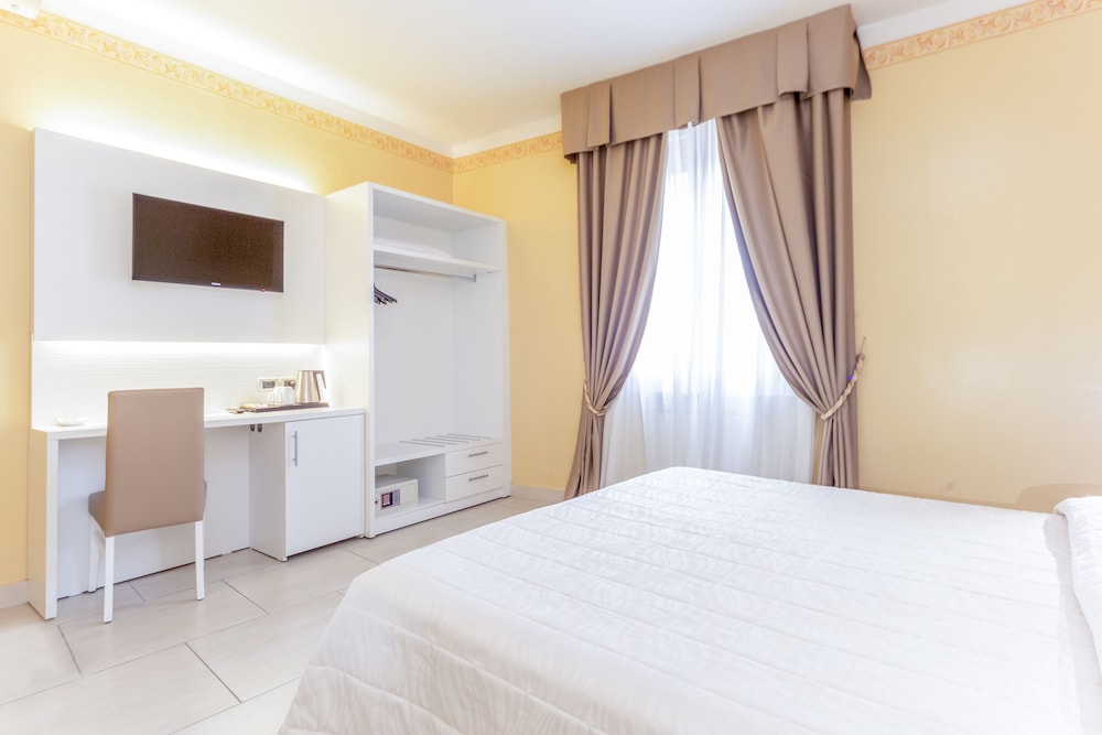 ROOM, DOUBLE BED
