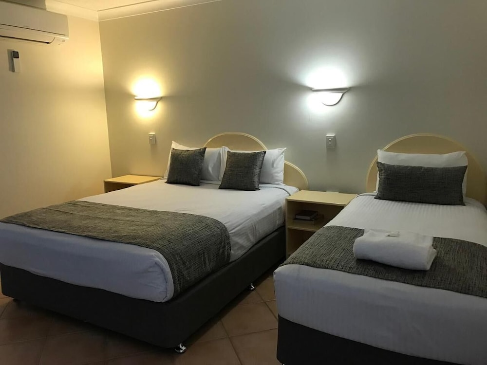 ROCKY GARDENS MOTOR INN 10/28