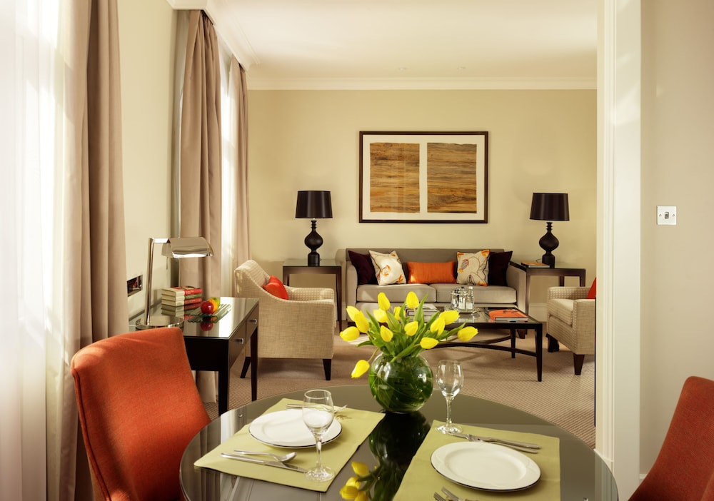 51 Buckingham Gatetaj Suites Residences 70/83