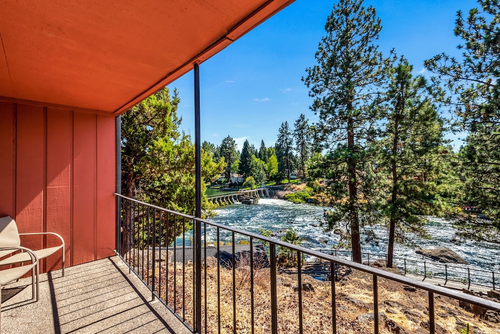 Bend Riverside Inn &amp; Suites 27/51