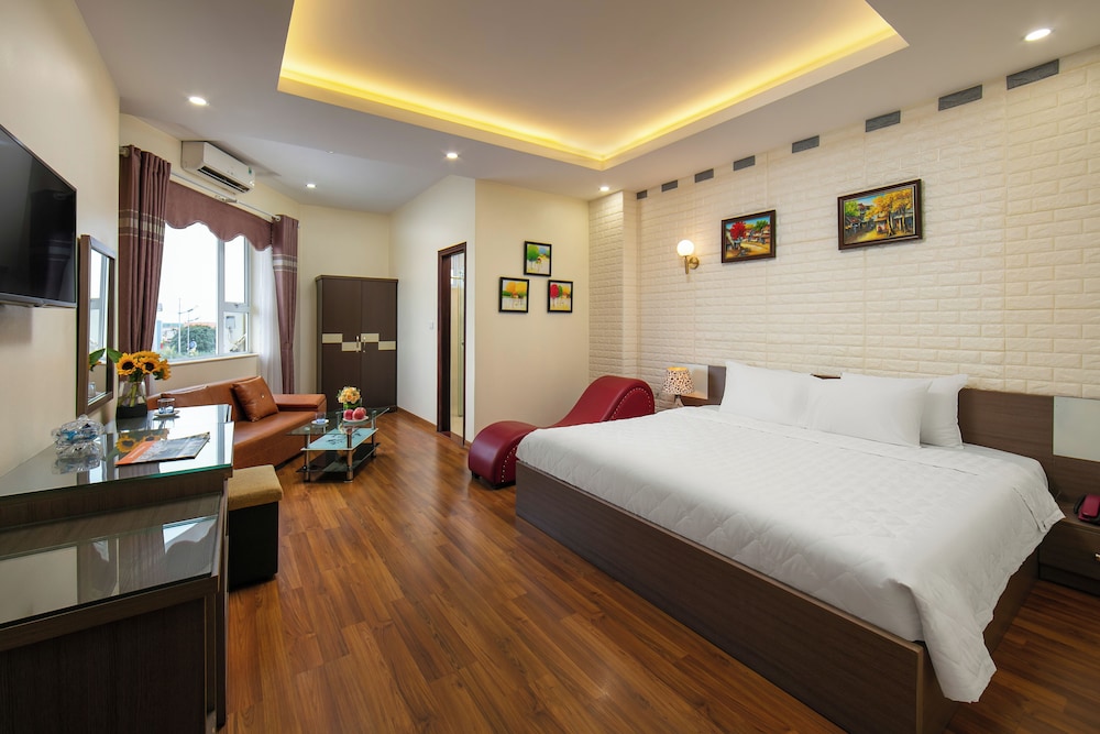 ROMANTIC, STUDIO, SUITE