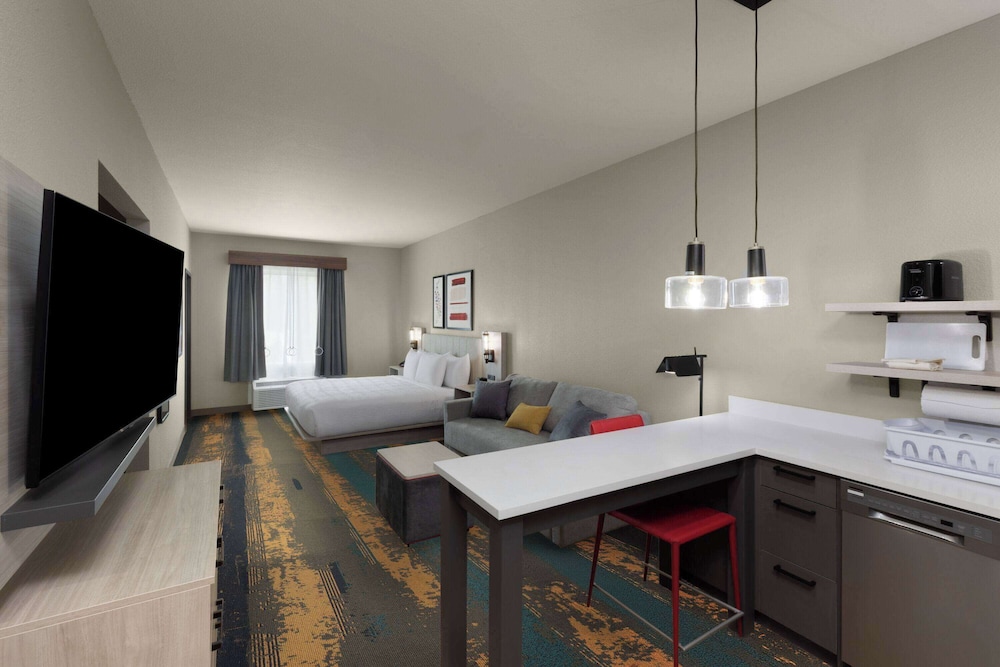 La Quinta Inn & Suites by Wyndham DeSoto 24/44
