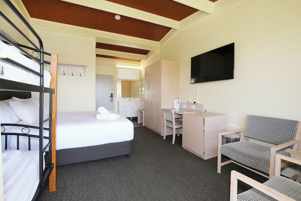 LAKE JINDABYNE HOTEL 59/75