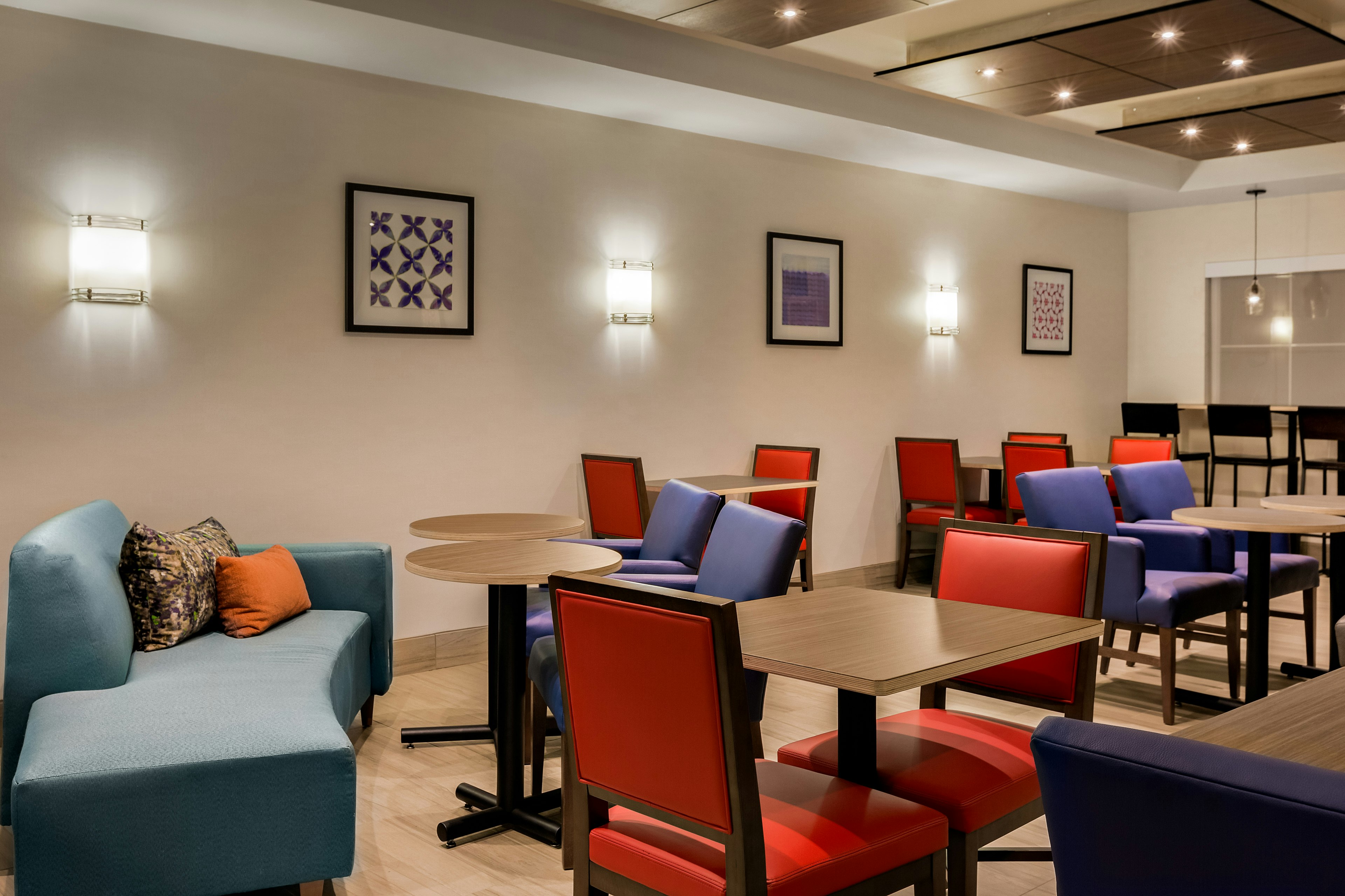 Holiday Inn Express Suites Oroville Lake 34/60