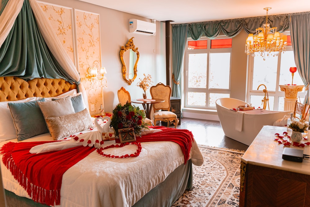 EXCLUSIVE, VERSAILLES, DOUBLE BED, MOUNTAIN VIEW, JETTED TUB