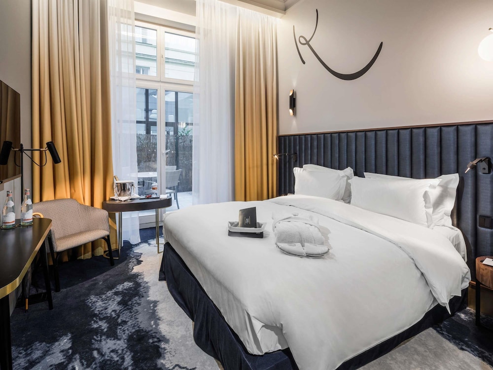 SUPERIOR, KING BED