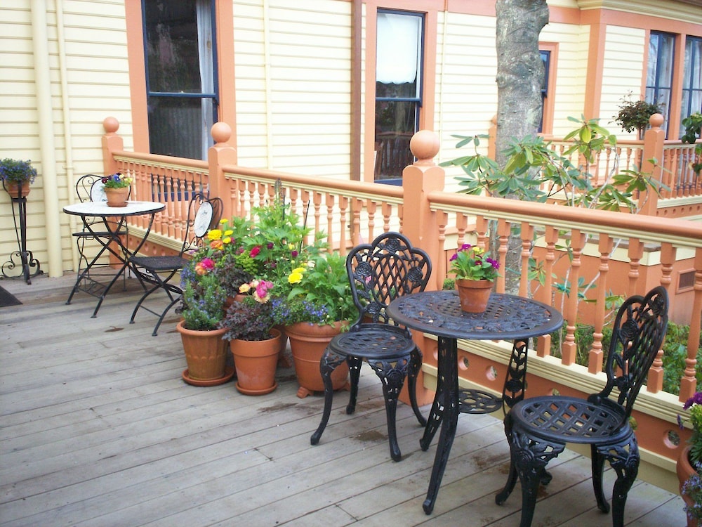 Gingerbread Mansion Inn 43/73