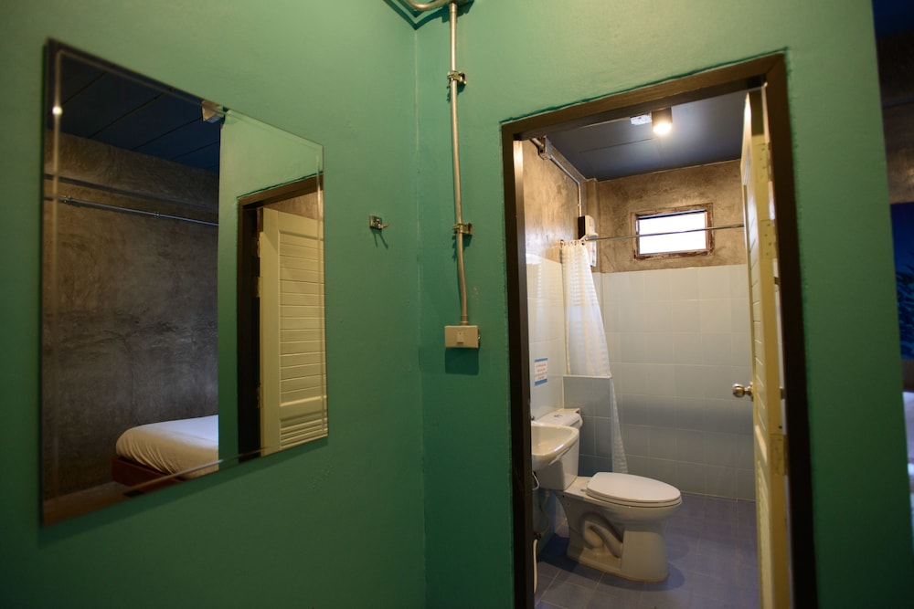 Seabox Khaolak Hostel 27/28