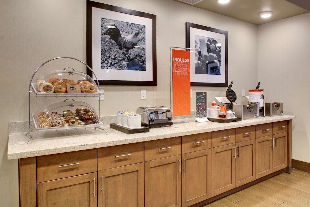 Hampton Inn & Suites Milwaukee West 52/64
