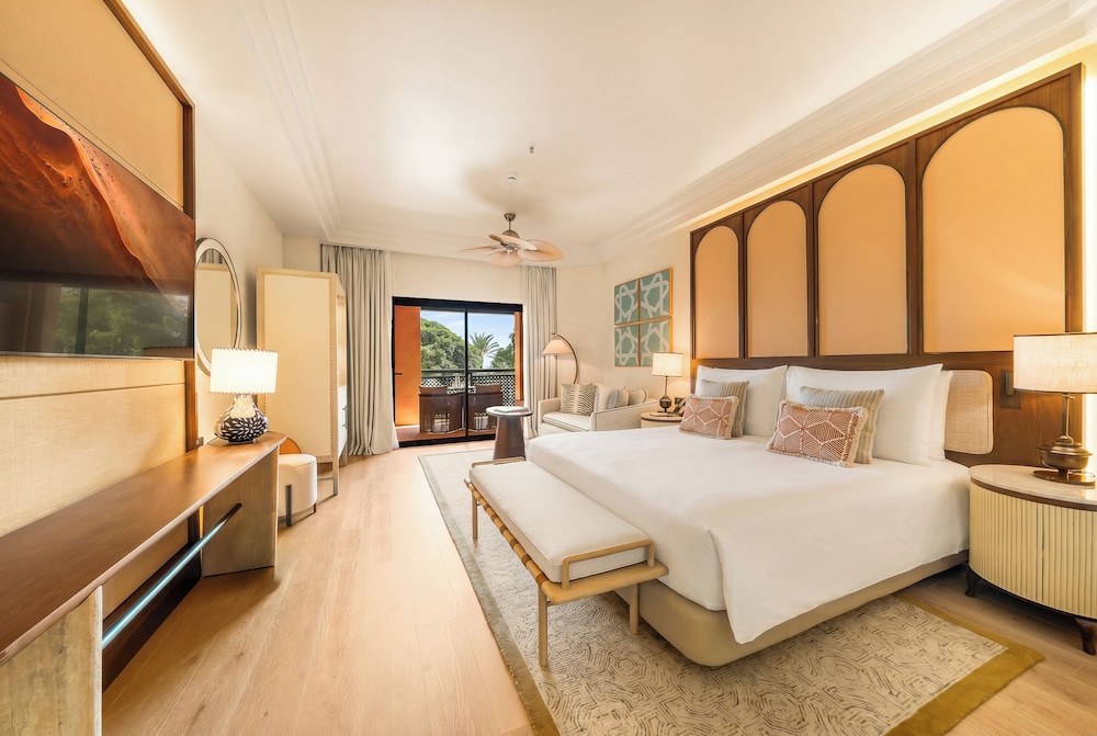 Junior Suite, King Bed, Garden View