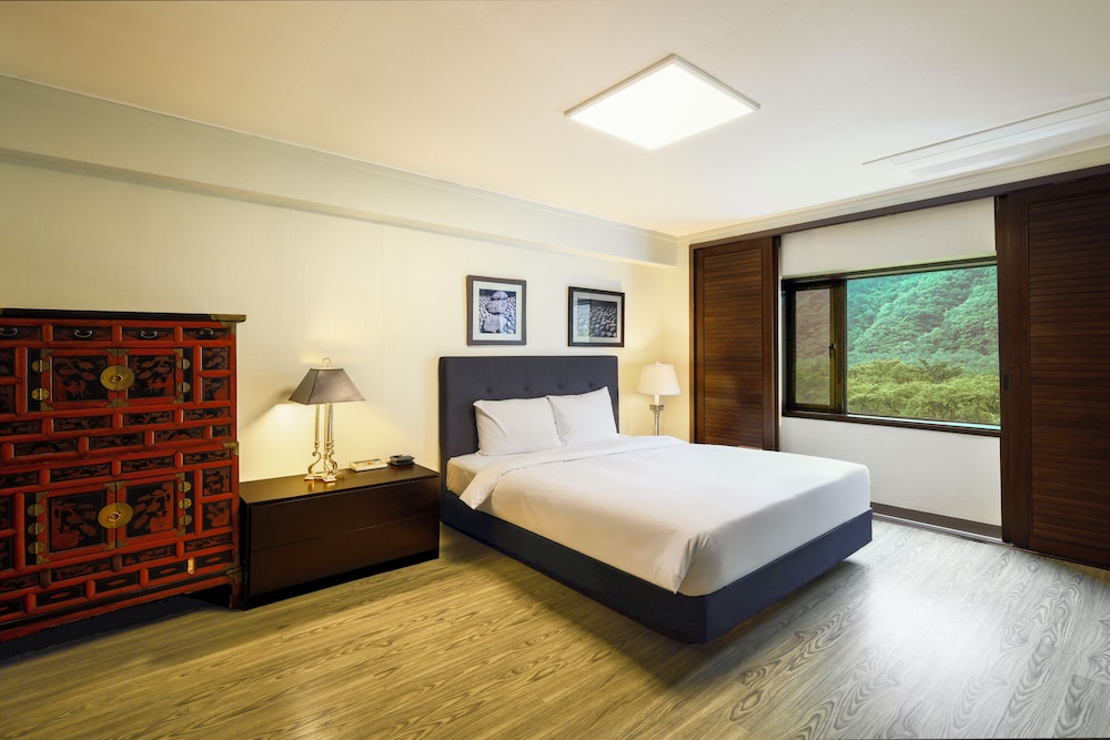 KOREAN, SUITE
