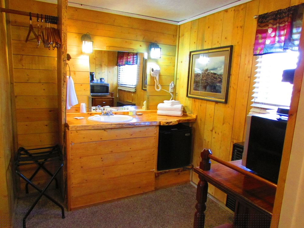 Chinook Winds Motel 52/76