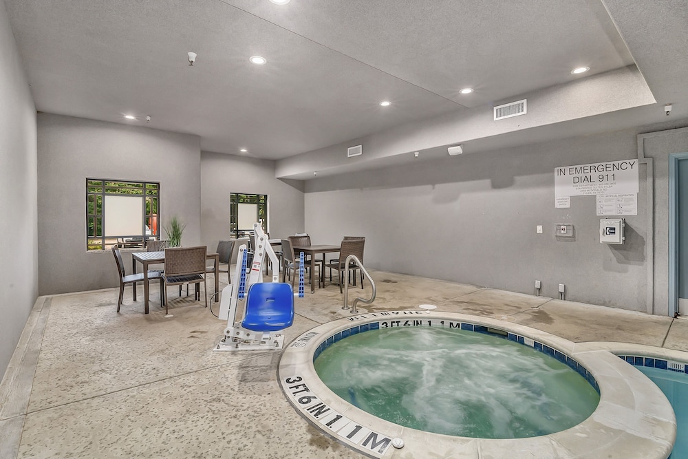 Staybridge Suites Tyler University Area 40/80