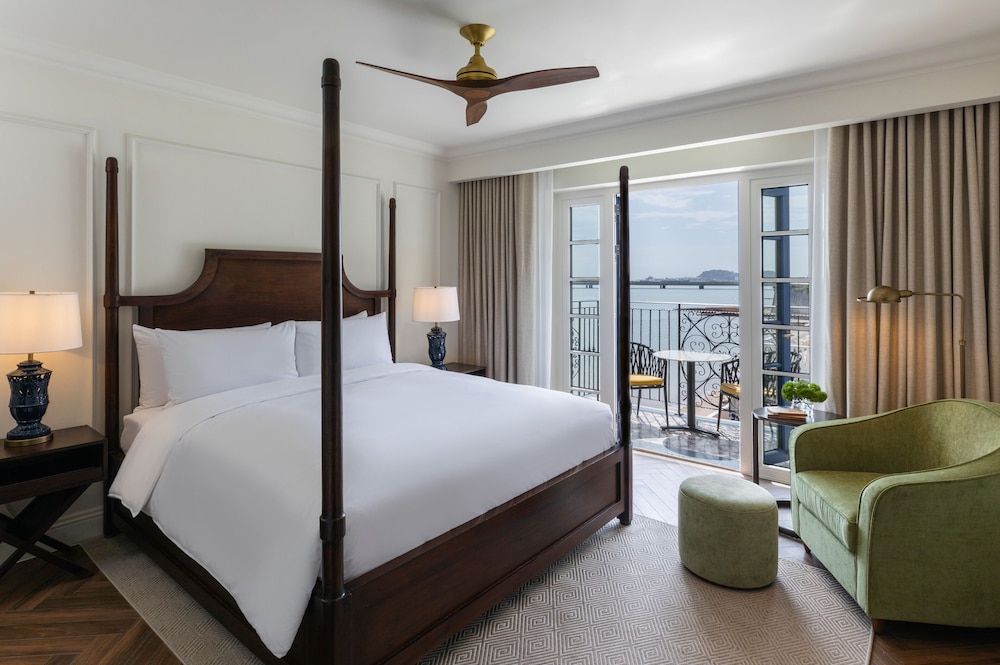 Plaza, Prestige, Suite, King Bed, Courtyard View, Balcony