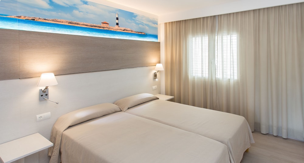 3 Bedrooms, Apartment, 7 Beds