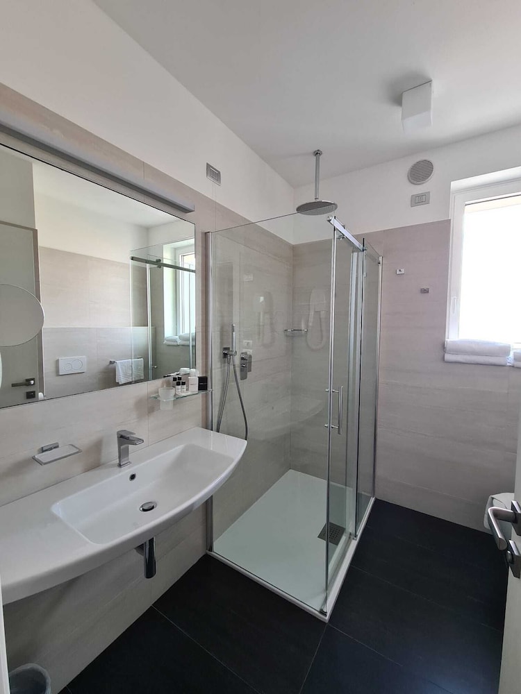 غرفة غراند بسرير كينج بإطلالة على البحر، Hesperia Hotel & Residence 8/8