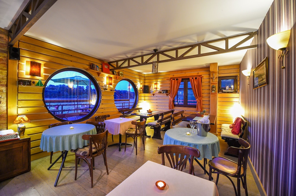 San Art Floating Hostel&Apartments 18/28