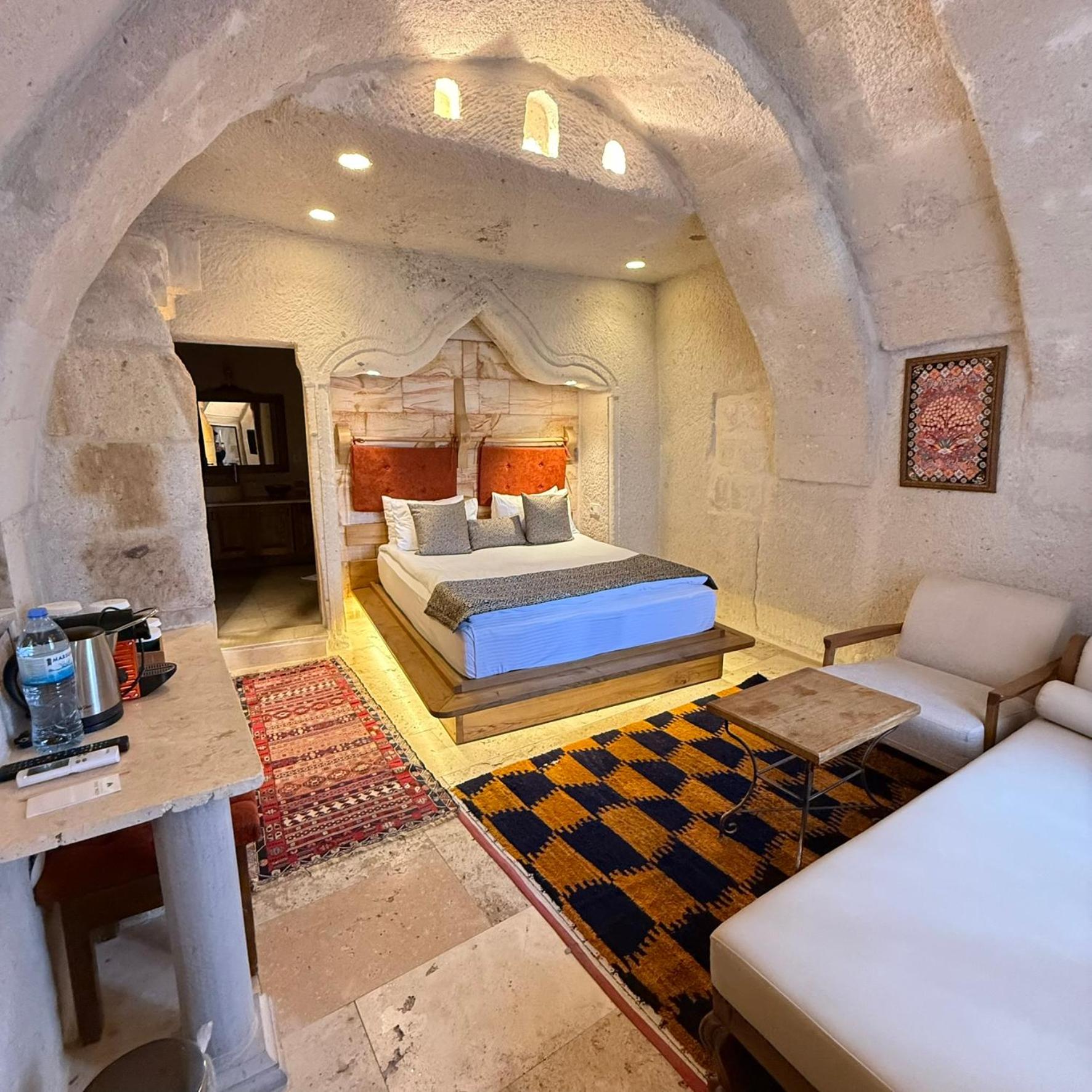 Cave, Queen Bed