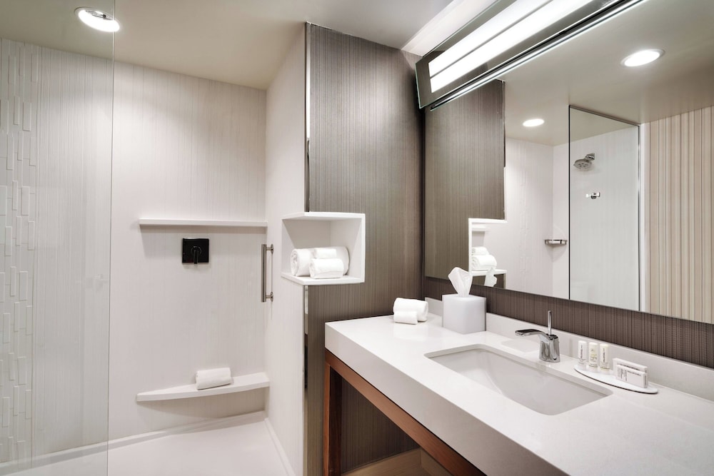 جناح بسرير كينج مع أريكة لذوي الإعاقة، Courtyard by Marriott Atlanta Duluth Downtown 3/4