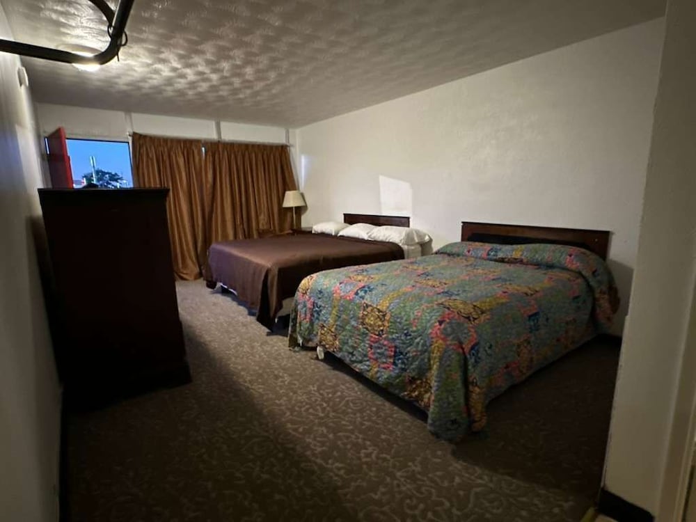 Gray Plaza Motel Benton Rend Lake I-57 14/39