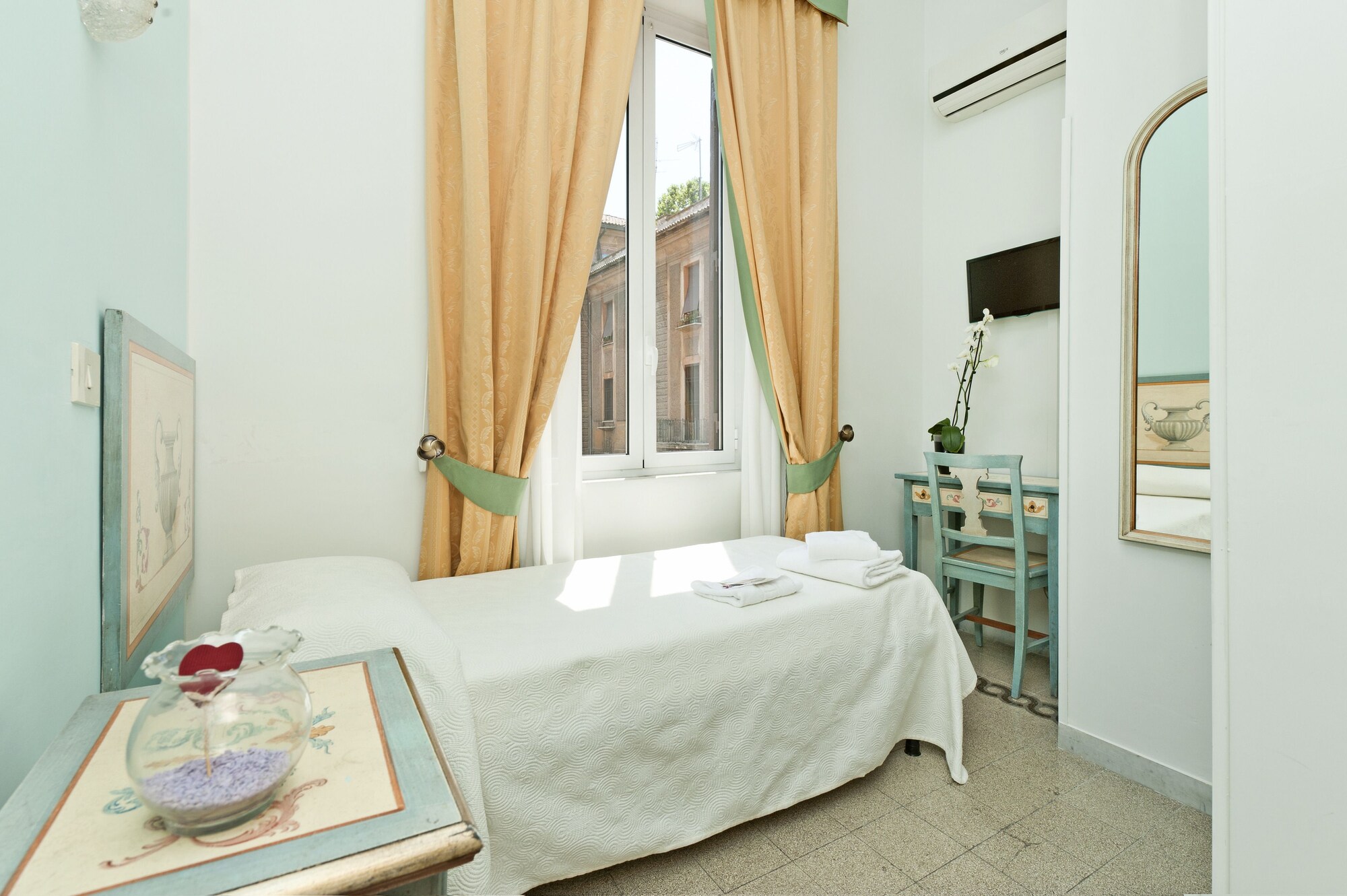 ROOM, SINGLE