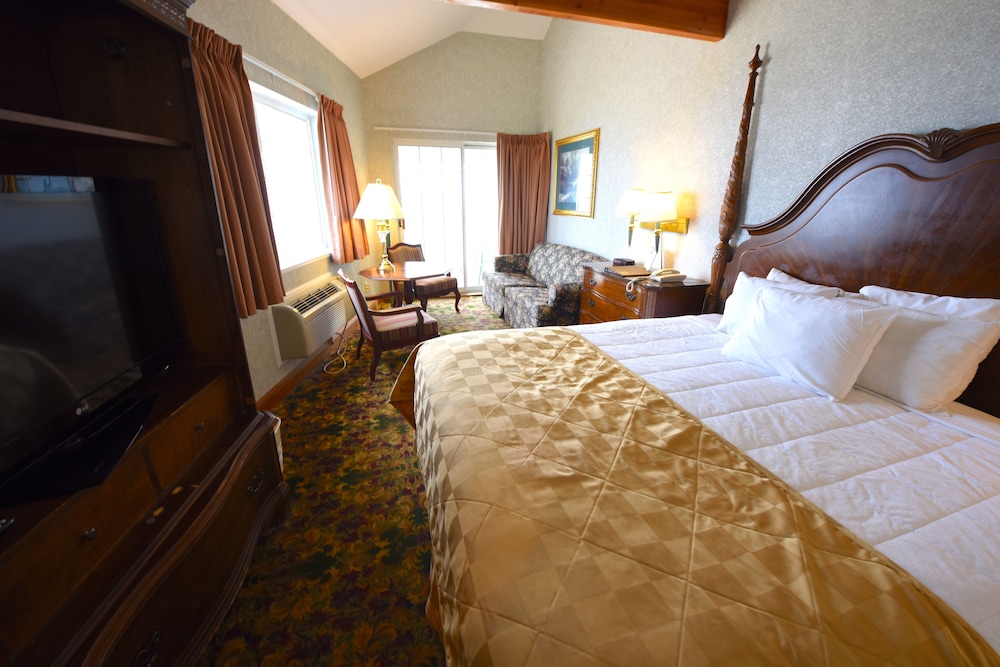 2 Bedrooms, Deluxe, Suite, King and Queen Bed, Lake Front, Sofa, Balcony