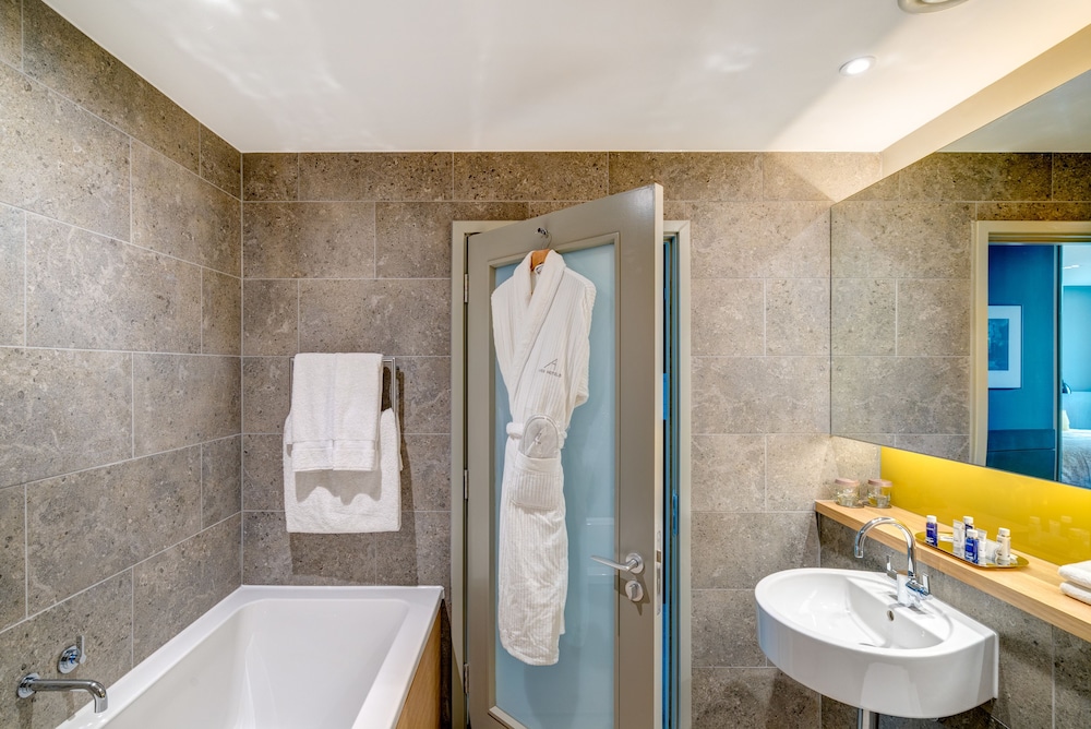 Apex City of Bath Hotel 28/76
