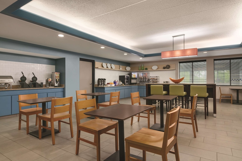 Country Inn and Suites by Radisson, Port Clinton, OH 16/24