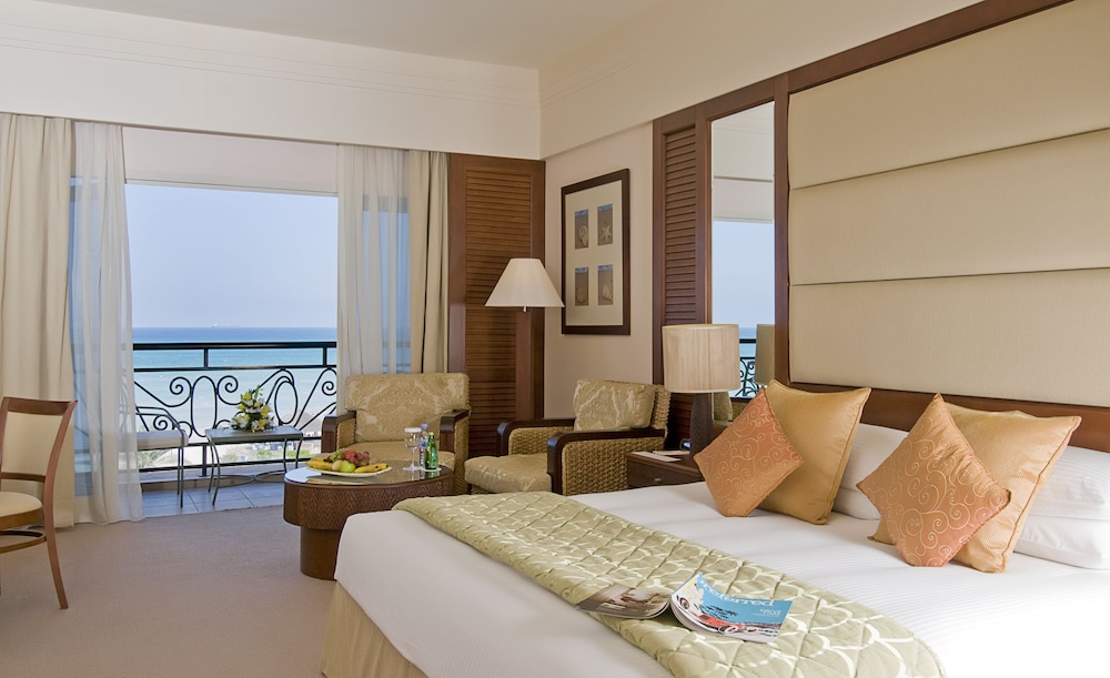 غرفة كلوب تنفيذية بسرير كينج بإطلالة على البحر، Danat Jebel Dhanna Resort 2/5