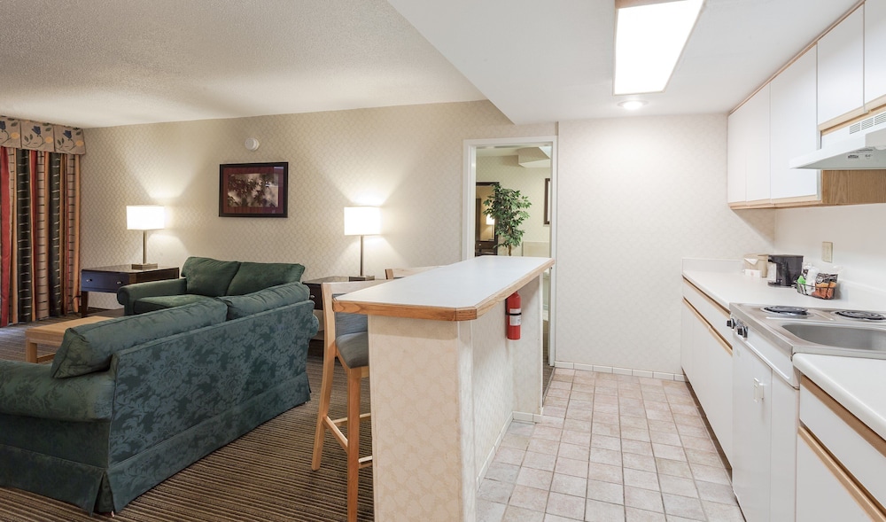 Red Roof Inn & Suites DeKalb 33/40