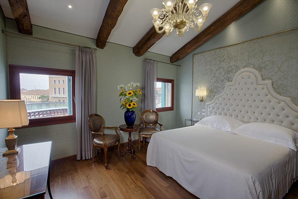 Deluxe, Double Bed, Canal View