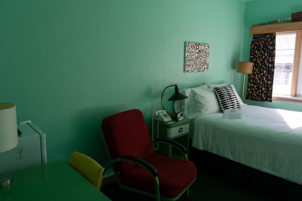 Holiday Music Motel 32/64