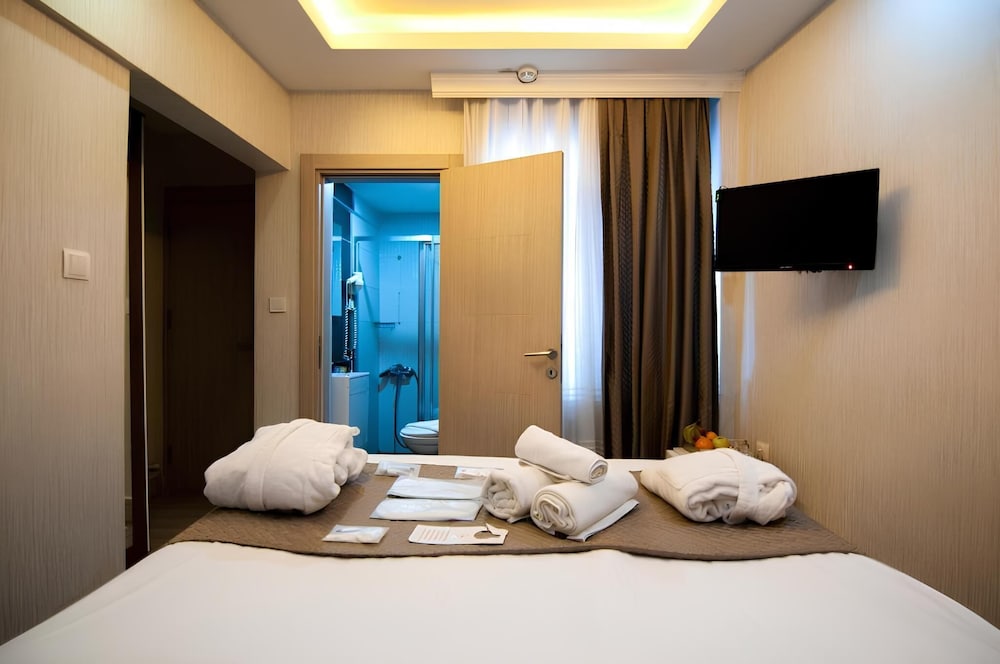 Honey Hotel 9/39