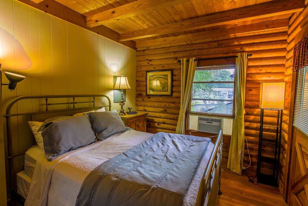 Mountainaire Inn and Log Cabins 12/50