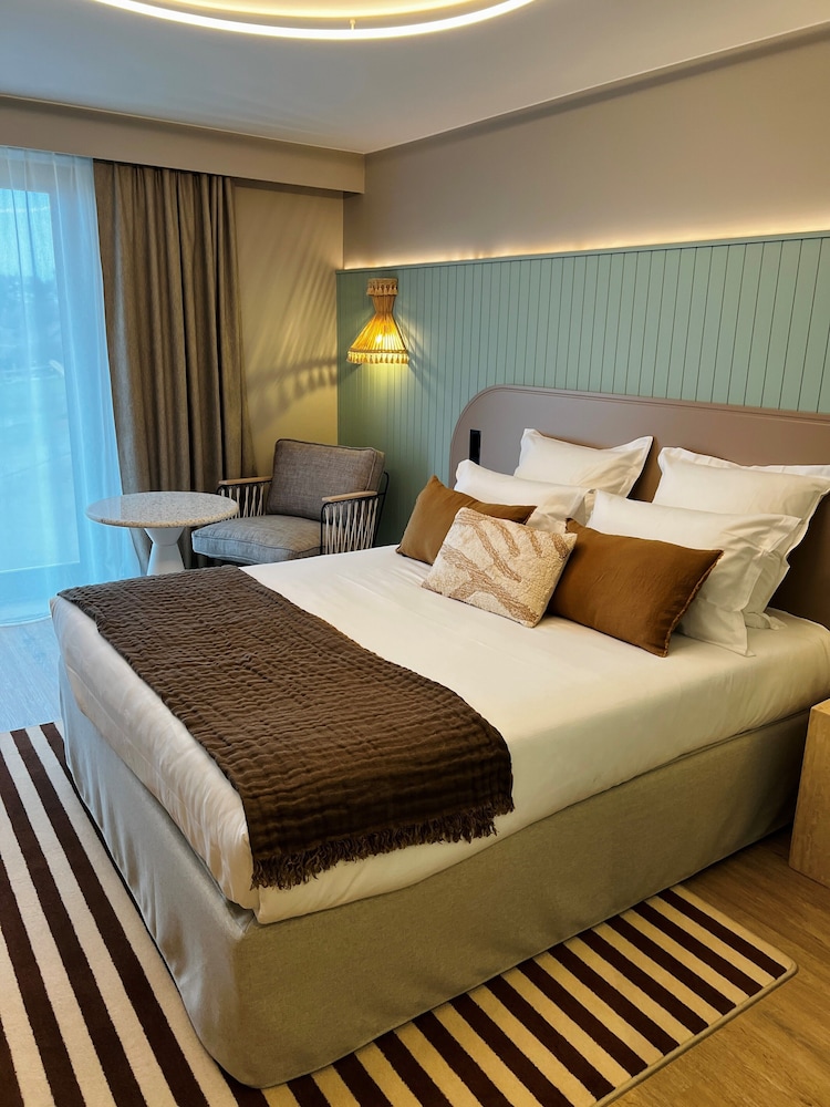 Classic, Queen Bed, Sea Side