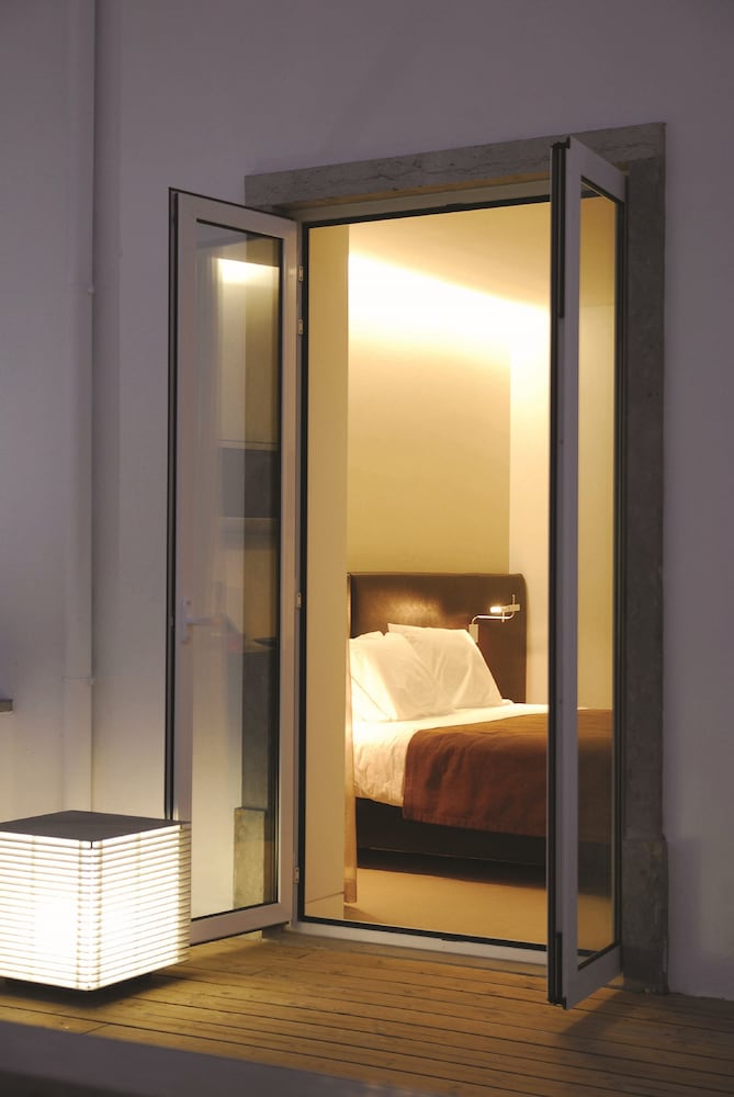 ROOM, SINGLE