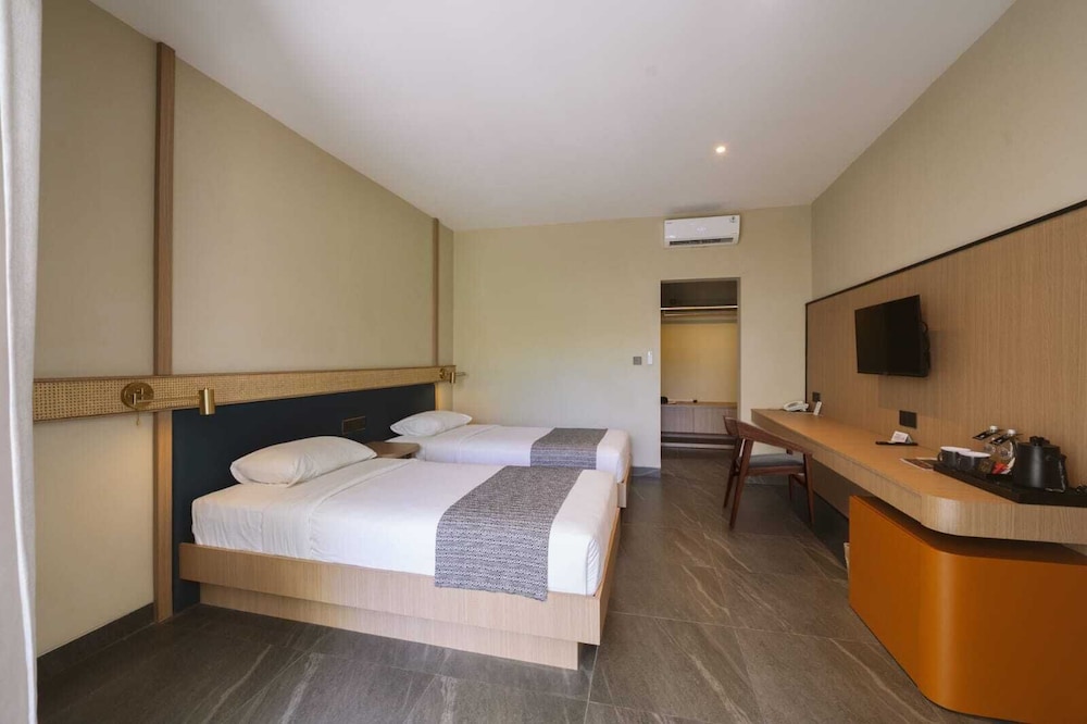 Legong Keraton Beach Hotel 33/70